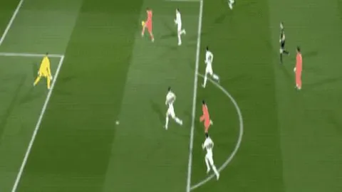 31岁利物浦前将助力多特逆转拜仁，结束连败，德甲第11爆冷击败德甲第3